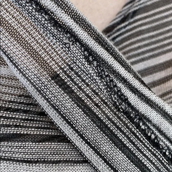 Body Central Gray Black Striped Lightweight Crop Top NWT - Picture 4 of 8